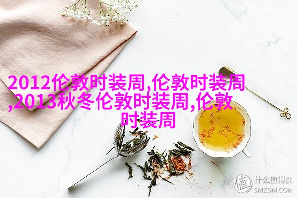儿童房里，有一个大大的书架，上面摆满了各种图书和玩偶，而床旁边还有一张小巧的工作台供孩子进行创作