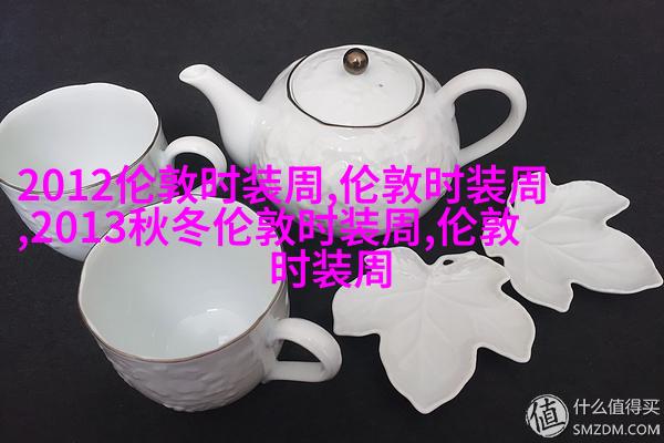 客厅里的沙发上铺着毛毯，一边是一盏柔和灯光，一边则是一张展示照片的小木箱，整个空间散发出一种宁静而又温馨的氛围
