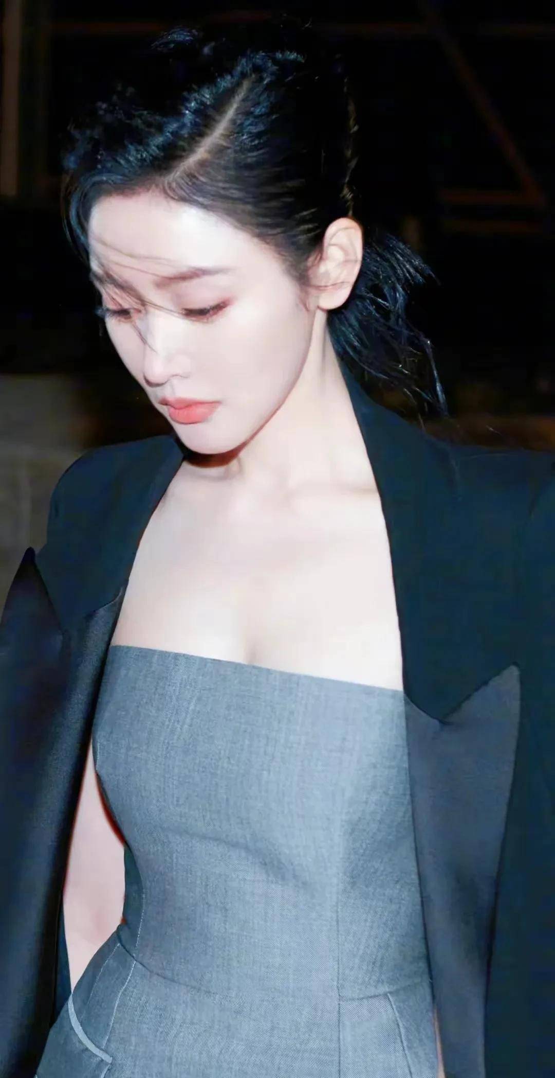 刘诗诗巴黎时装周街拍大片_刘诗诗三大女神奔赴巴黎时装周_刘诗诗巴黎时装周/