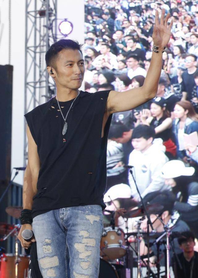 演唱会现场衣服突然掉落_演唱会脱上衣_国外歌手演唱会衣服掉了/