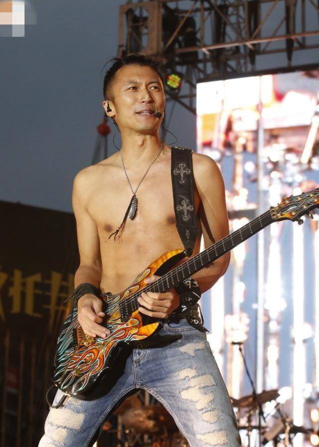 国外歌手演唱会衣服掉了_演唱会现场衣服突然掉落_演唱会脱上衣/