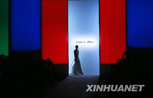 9月10日，在美国纽约布莱恩特公园，模特在纽约2009春夏时装周上展示设计师帕梅拉·罗兰设计的时装。/