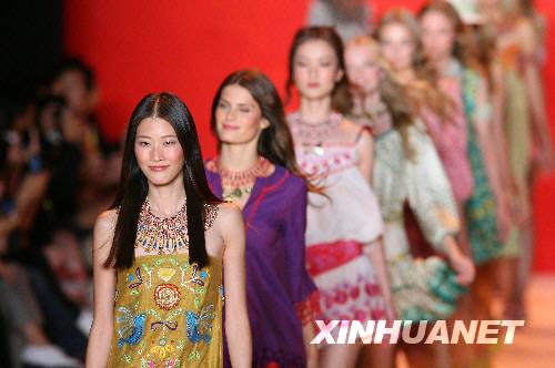 9月10日，在美国纽约布莱恩特公园，模特在纽约2009春夏时装周上展示设计师安娜·苏设计的时装。/