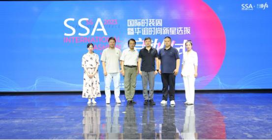 国内时装app_国内时装周_周冬雨2017伦敦时装周毛衣/