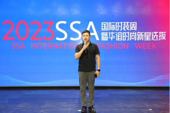 周冬雨2017伦敦时装周毛衣_国内时装周_国内时装app/