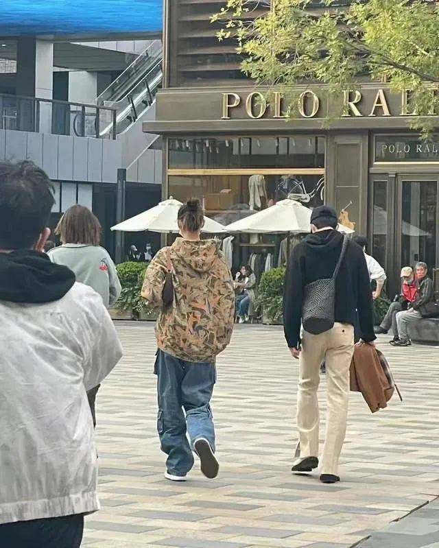 2020巴黎时装周刘雯_刘雯巴黎走秀2019_刘雯巴黎时装周闭场/