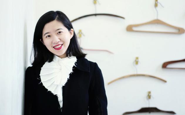 杨幂参加时装周的搭配_杨幂巴黎时装周_杨幂时装周2019图片/