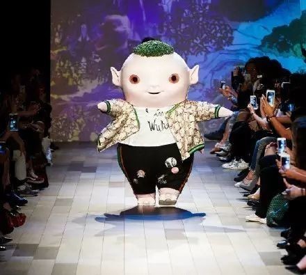 杨幂时装周2019图片_杨幂参加时装周的搭配_杨幂巴黎时装周