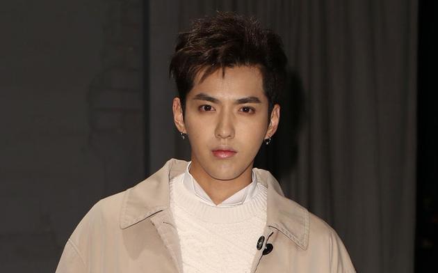 杨幂参加时装周的搭配_杨幂巴黎时装周_杨幂时装周2019图片/