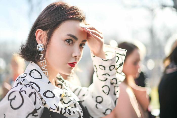 赵宇彤闪耀亮相巴黎时装周 朋克印花裙露出霸气美腿