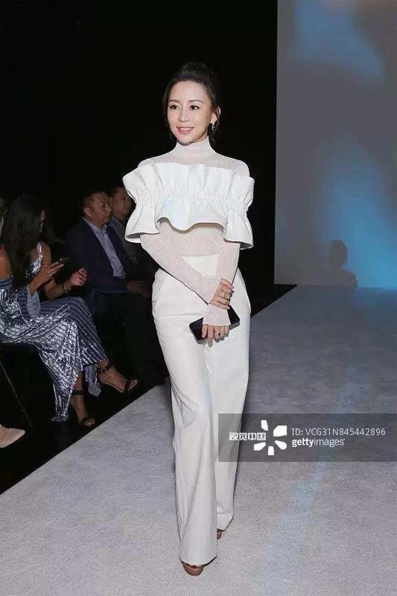 杨幂参加时装周的搭配_杨幂巴黎时装周_杨幂时装周2019图片