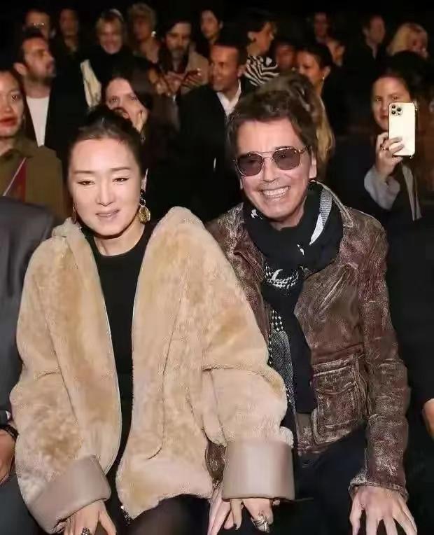 巩俐出席法国_巩俐惊喜现身巴黎时装周_巩俐时装lofficiel