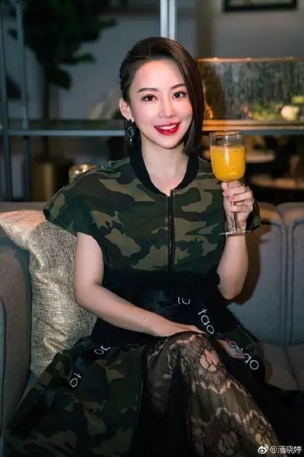杨幂时装周2019图片_杨幂巴黎时装周_杨幂参加时装周的搭配