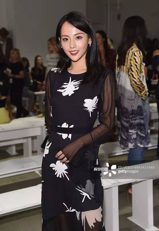 杨幂时装周2019图片_杨幂巴黎时装周_杨幂参加时装周的搭配