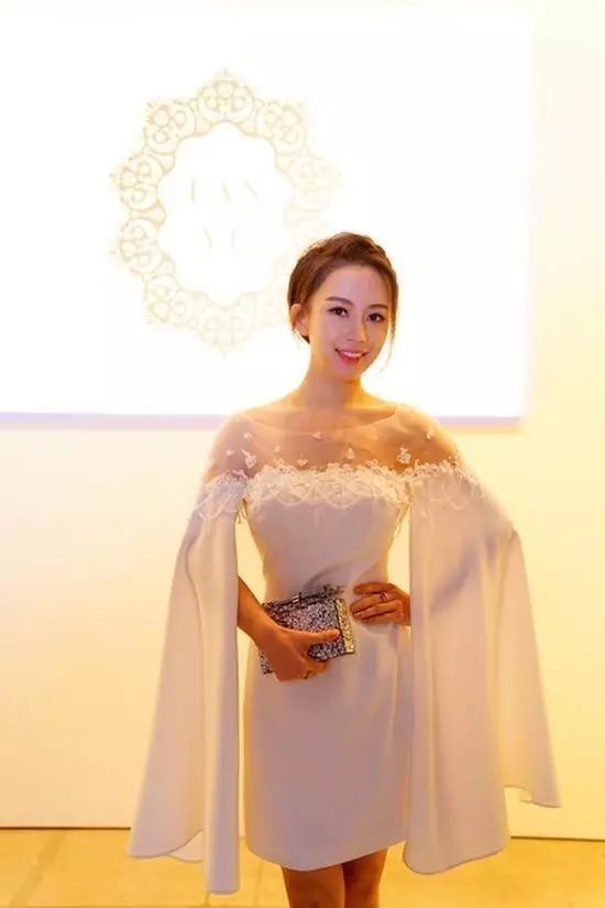 杨幂参加时装周的搭配_杨幂巴黎时装周_杨幂时装周2019图片