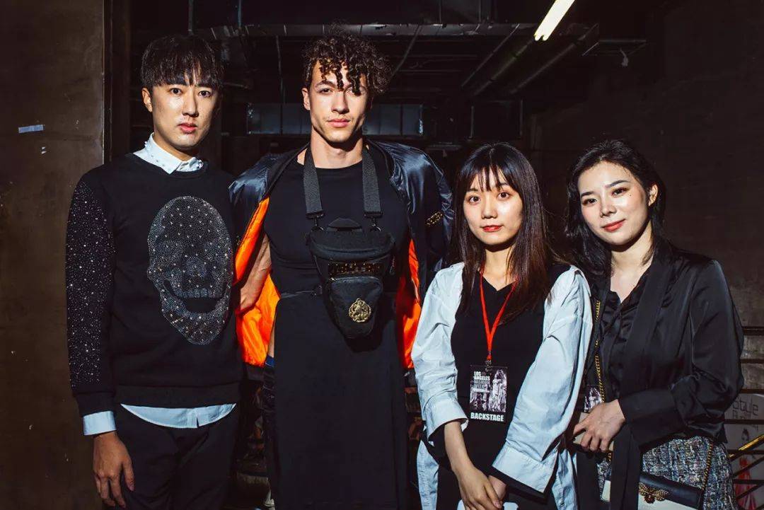 国内时装设计学院_周冬雨时装周高清图片_国内时装周